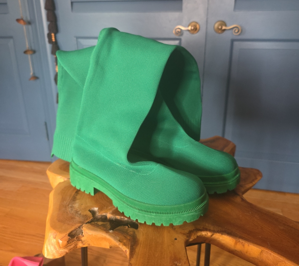 Vibrant Kelly Green Over-The-Knee Flyknit Sock Boots - Size 40 (US 9